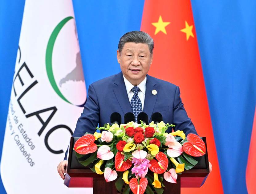穿西装打领带的男人站在花前 AI 生成的内容可能不正确。