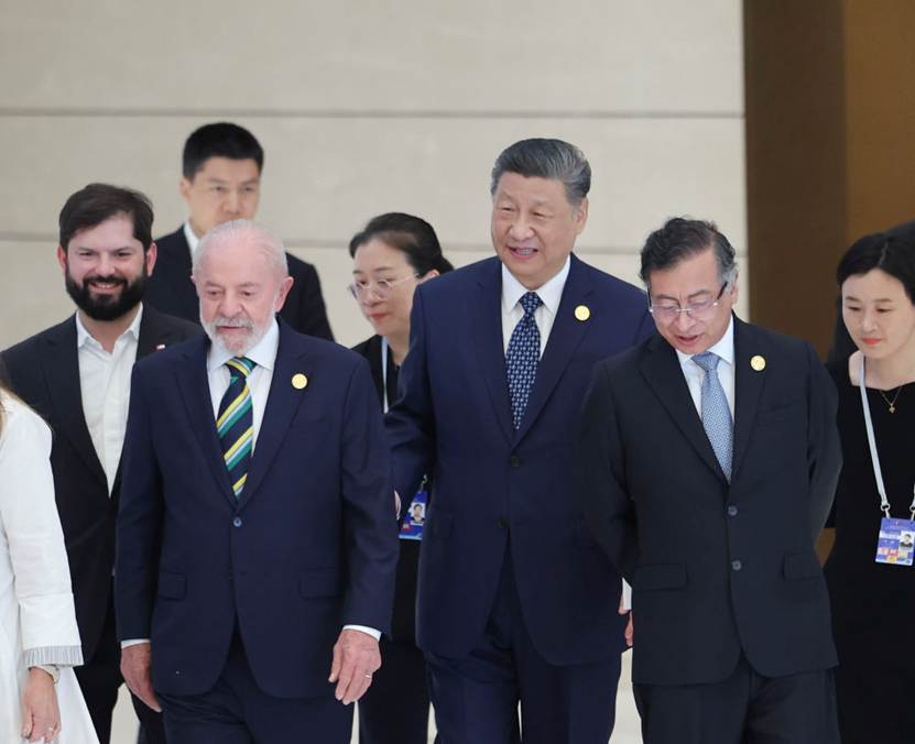 一群穿着西装的人 AI 生成的内容可能不正确。